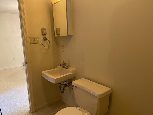 Building Photo - 214 Magnolia Dr