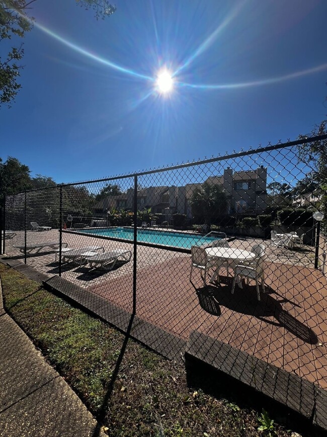 Building Photo - Brookside Townhome with Downstairs Bedroom, Updated Kitchen, and Access to Pool & Tennis