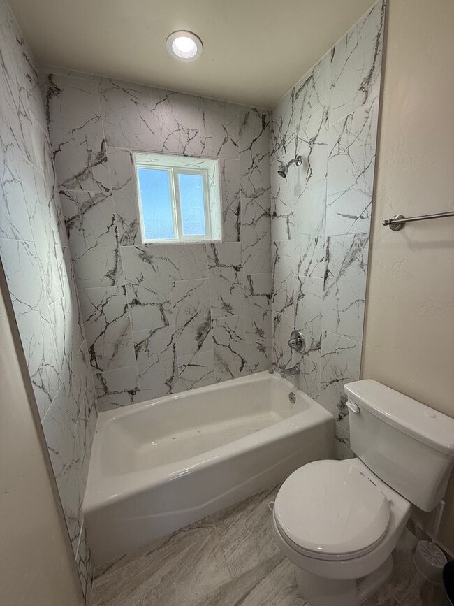 Building Photo - Gorgeous 2 Bedroom/1 Bathroom Home