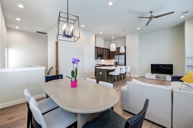 Building Photo - 730 Carriage Knls Dr