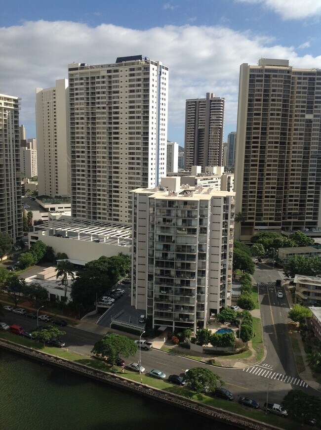 Building Photo - One Bedroom Apt, Excellent Location (Elect...