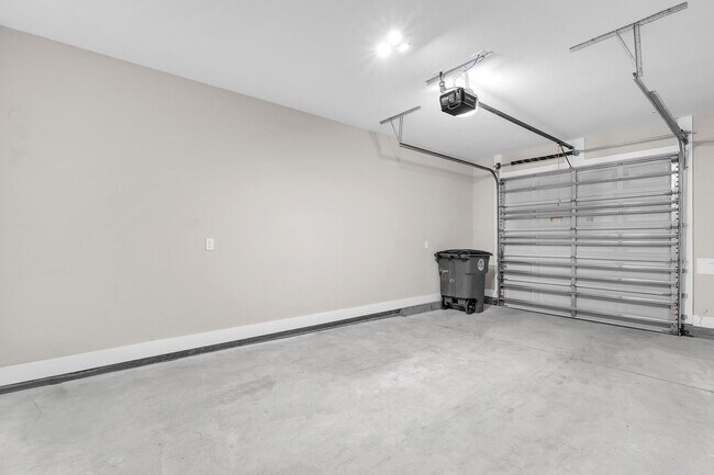 Building Photo - Modern 3 Bedroom Townhome!!
