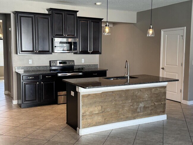 Building Photo - "Spacious 4-Bedroom Oasis with Modern Granite Touches in Land O' Lakes!"