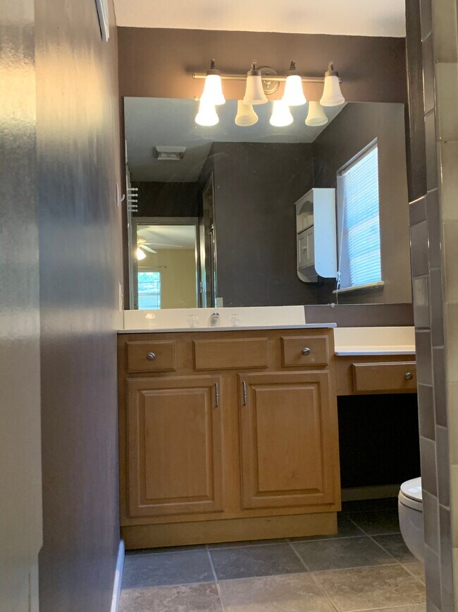 Building Photo - Cute Duplex Super Close to Campus!