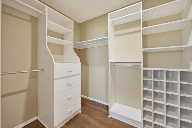 Building Photo - 1525 Fairway Dr