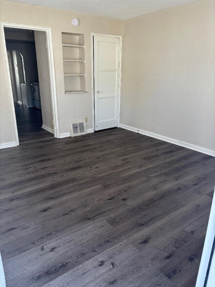 Building Photo - 242 E Siebenthaler Ave