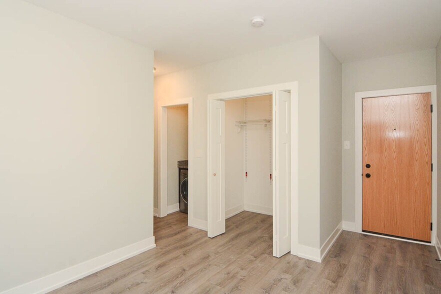 Building Photo - 714 W Brompton Ave