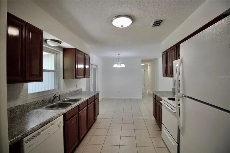 Building Photo - 2912 NE 25th Ct