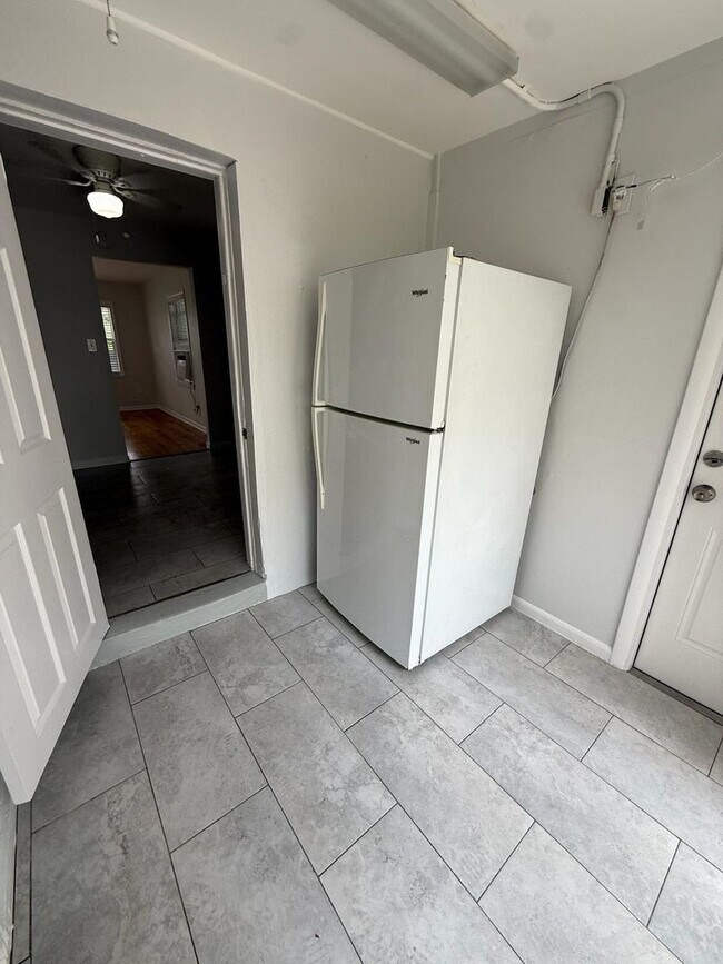 Building Photo - Charming 2/1 Single Family Home with large carport