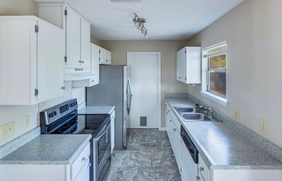 Building Photo - 105 Pinedale Dr