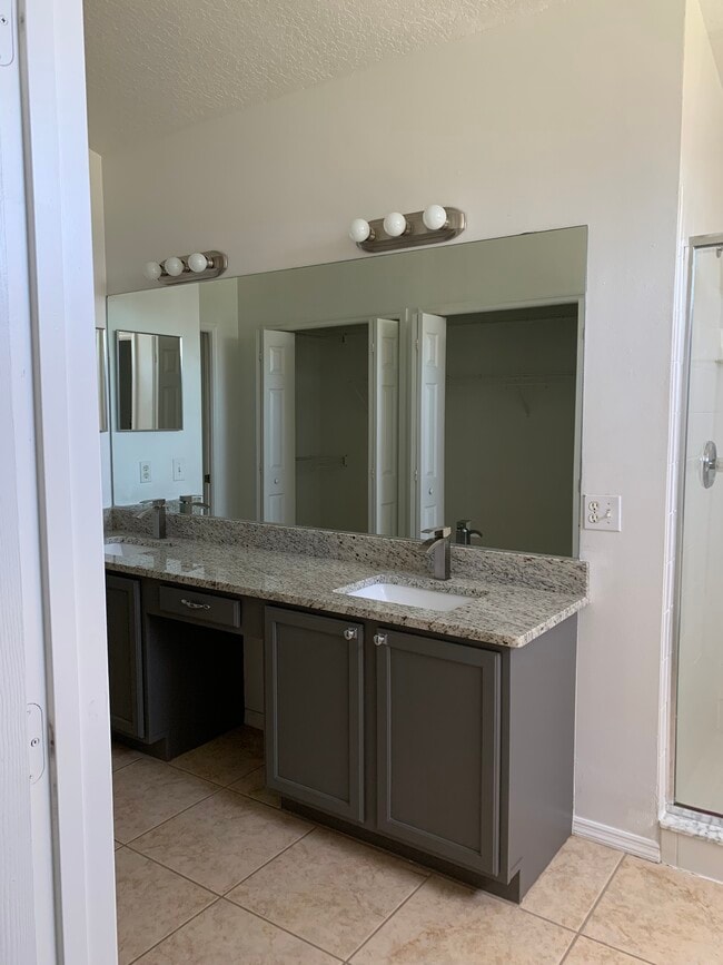 Building Photo - 231 Shady Oak Loop
