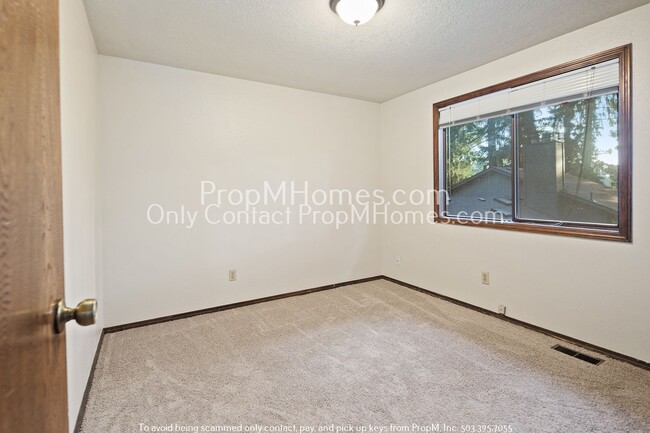 Building Photo - Spacious Tri-level Four Bedroom Home On Qu...
