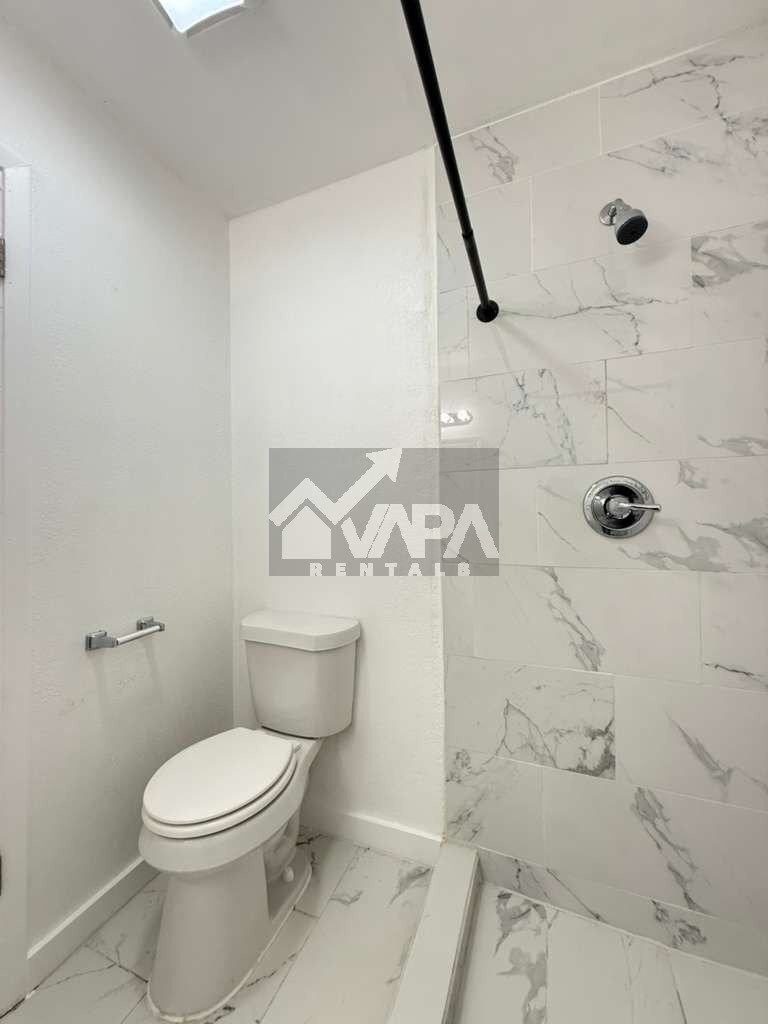 Building Photo - 5419-5419 Lk Grv Dr