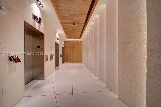 Building Photo - 1500 Bay Dr E