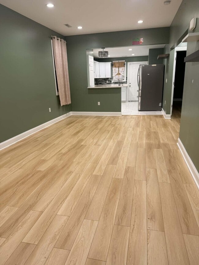 Building Photo - 524 S Oakley Ave