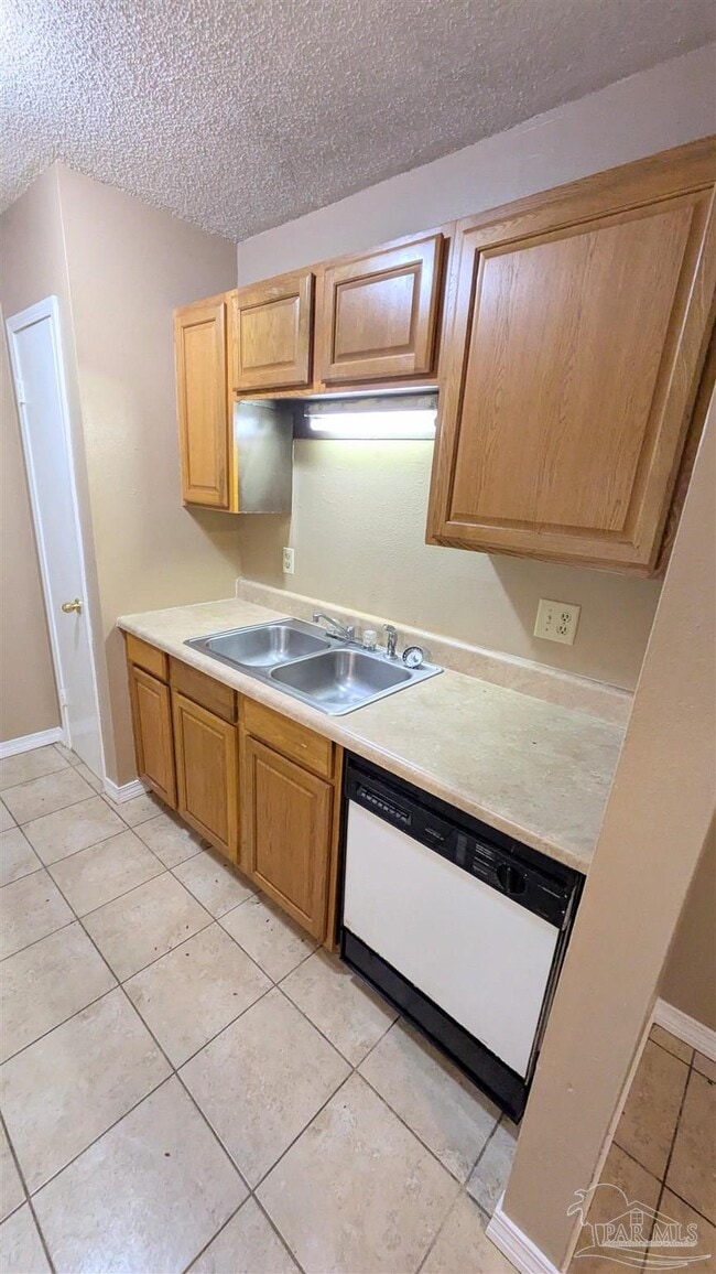 Building Photo - 8160 Stonebrook Dr