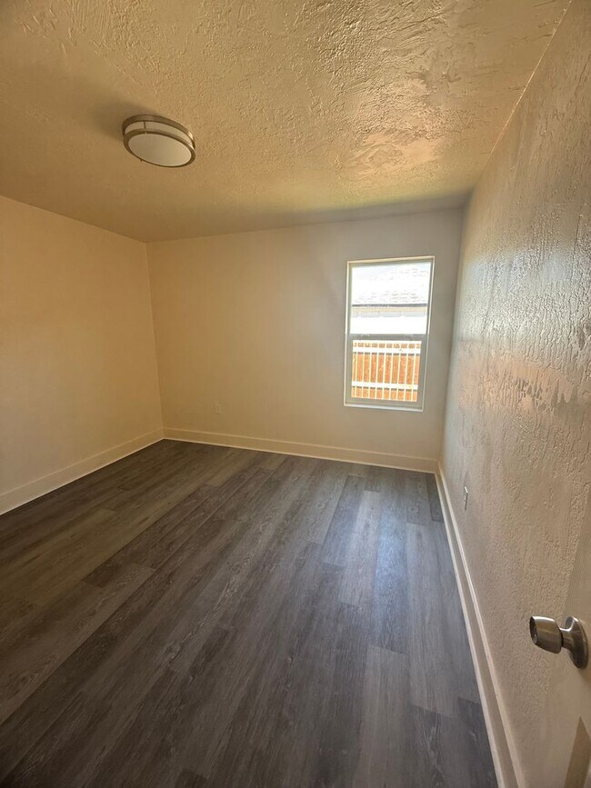 Building Photo - 2 bedroom 1 bath House