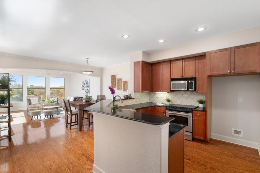 Building Photo - 500 Waters Edge Dr