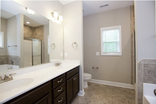 Building Photo - Beautiful home in Gated Community of Woodlake