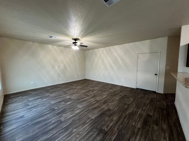 Building Photo - 4 BEDROOM HOME!