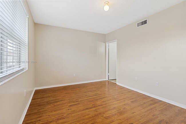 Building Photo - 9187 Fontainebleau Blvd