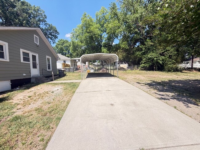 Building Photo - Fully Renovated 2-Bed Charmer on a Spacious Corner Lot – Near Downtown!
