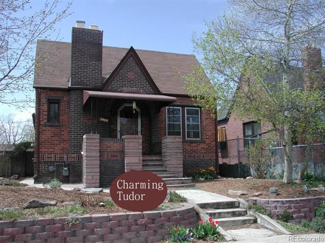 Tudor 4 short blocks to Tennyson - 3909 Perry Street
