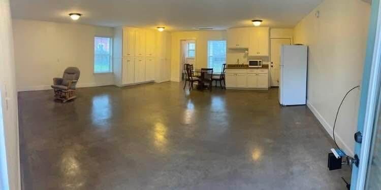 Building Photo - 910 Lewis Dr