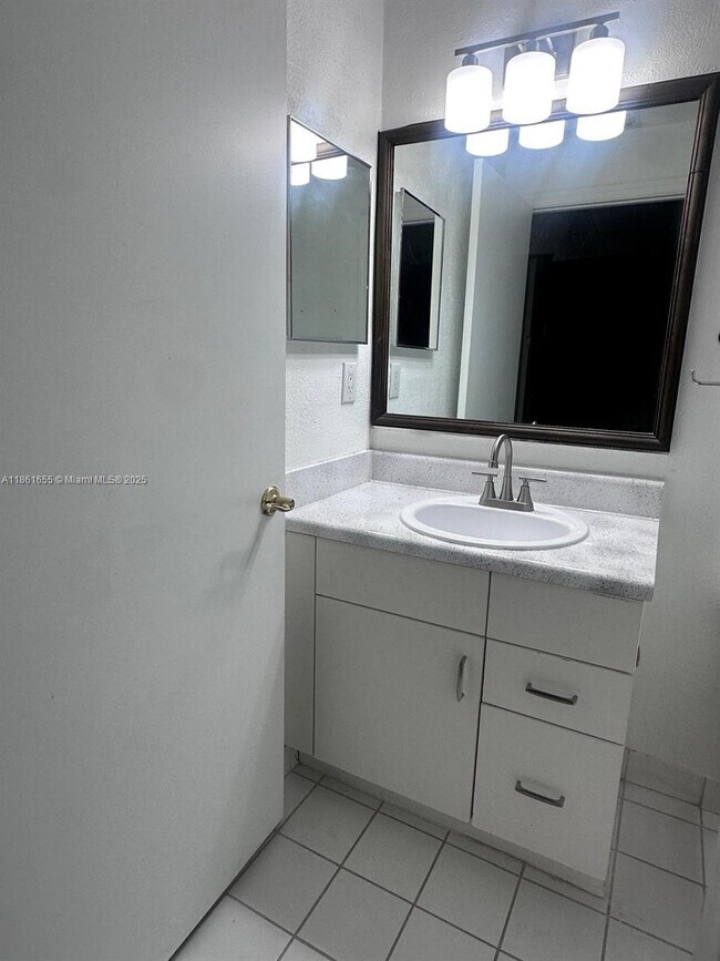 Building Photo - 991 Sevilla Cir