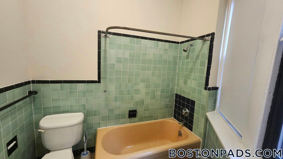 Building Photo - 504 Beacon St
