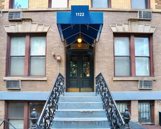 Building Photo - 1122 Hudson St