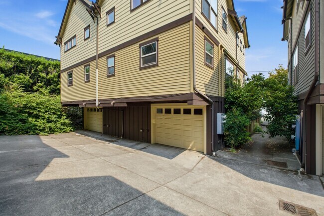 Building Photo - 1721 25th Ave S