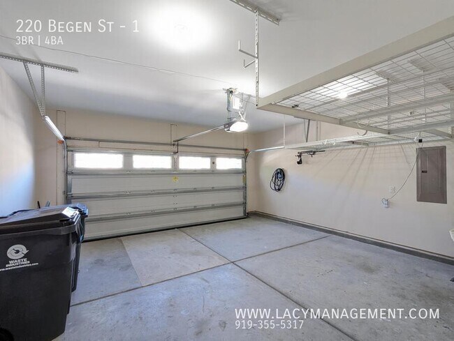 Building Photo - 220 Begen St