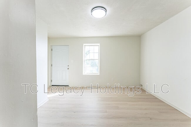 Building Photo - 415 Simpson Ave