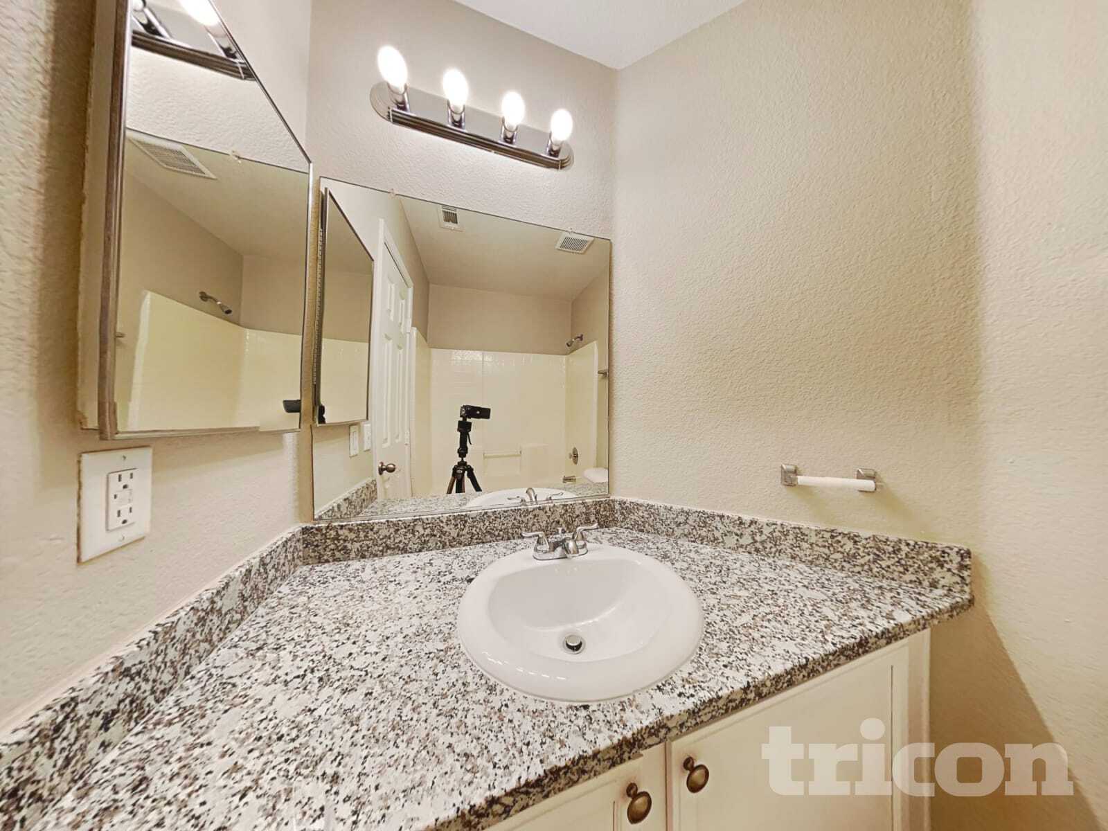 Building Photo - 5646 Roundrock Dr