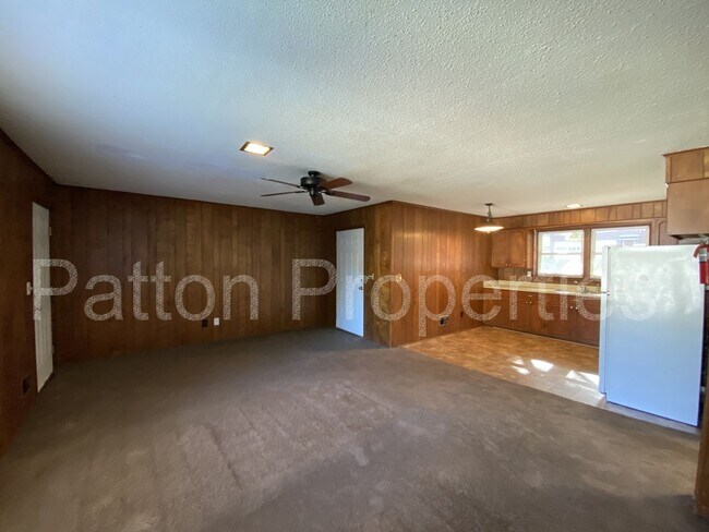 Building Photo - West Columbia Home