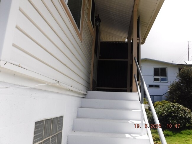 Building Photo - At Home in Manoa 2/1/1
