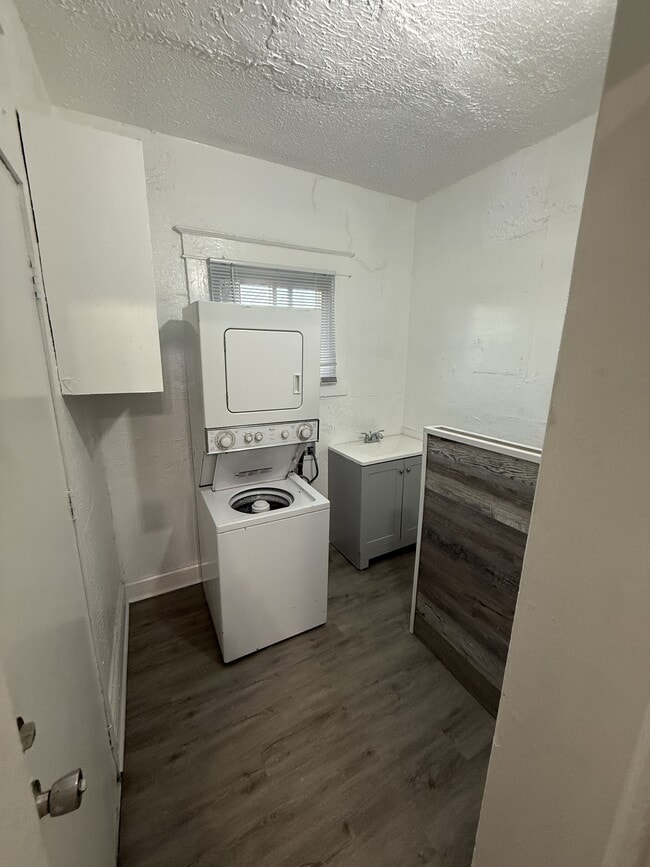 Building Photo - 501 Lyndhurst St