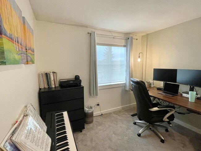 Building Photo - Remodeled 3-Bedroom Penthouse Condo with Views!