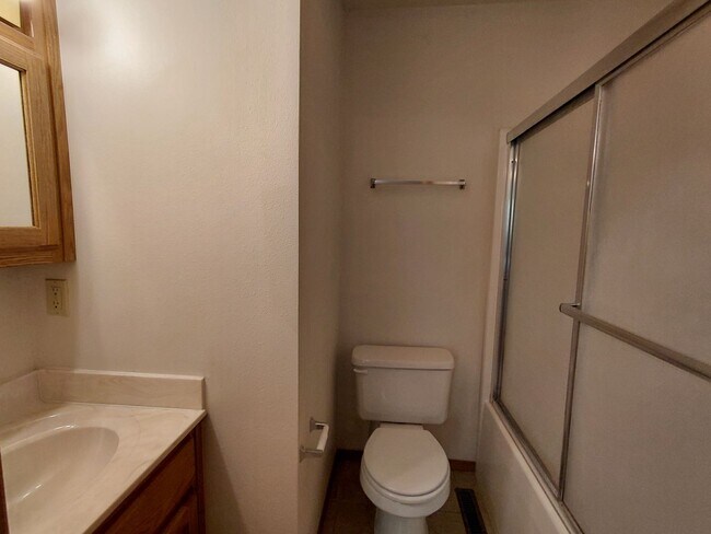 Building Photo - 20305 Skyview Dr