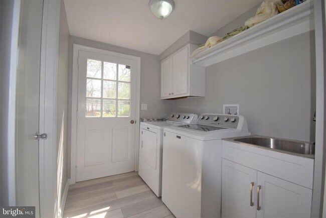 Building Photo - 8811 Badger Dr