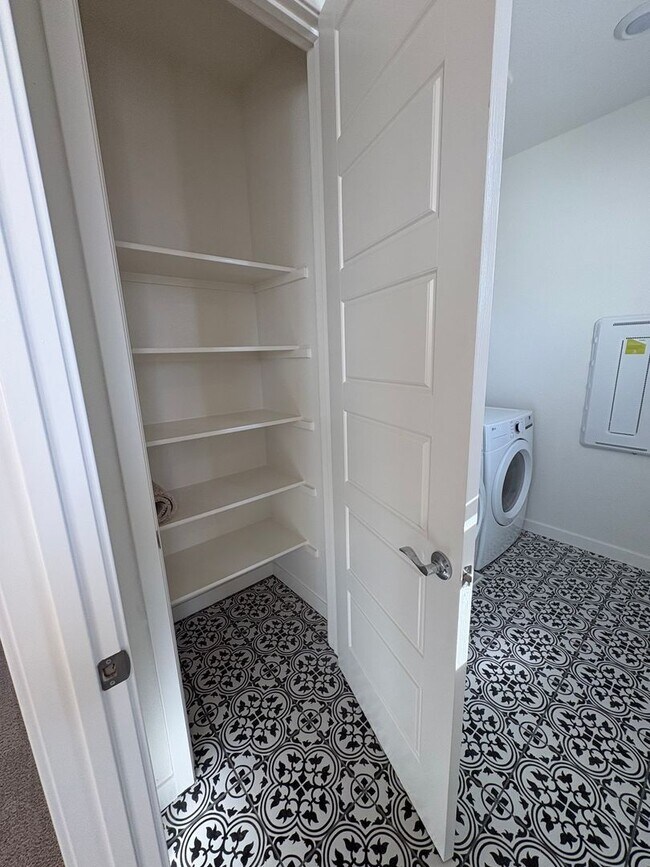 Building Photo - Beautiful 4 Bedroom 3 Full bath House with Solar in Gated Antioch Community