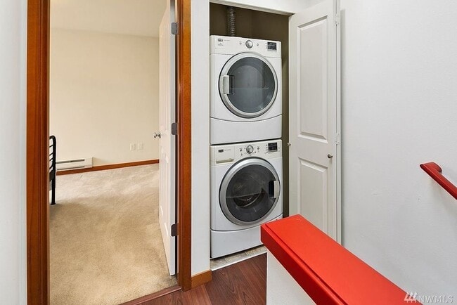 Building Photo - 3 bedroom / 2.5 bathroom townhome in West Seattle's Highland Park.