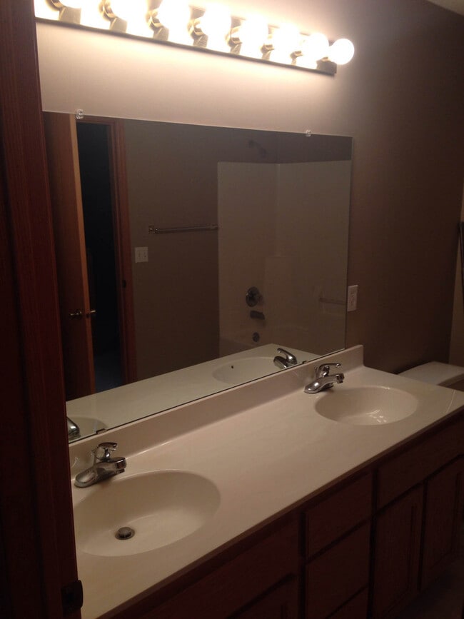 Building Photo - End Unit 3 bed finished basement Town Home