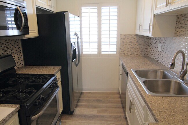 Building Photo - 1249 S Bundy Dr