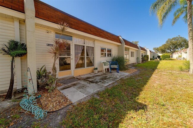 Building Photo - 13827 Mission Oaks Blvd