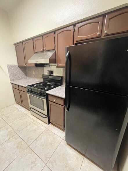 kitchen - 999 Figueroa Ter