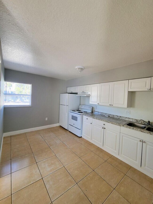 Building Photo - 1000 E Magnolia Ave