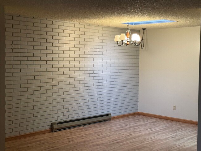 Building Photo - Charming Retro-Style 2BR in Prime Downtown Location