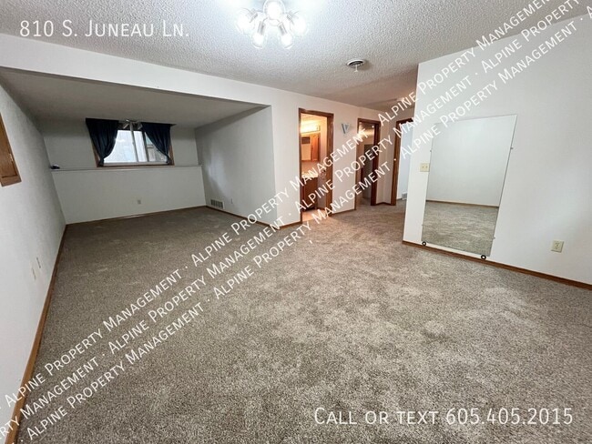 Building Photo - 810 S Juneau Ln